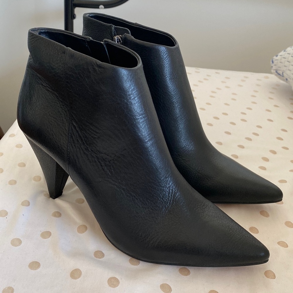 NEW Vince Camuto Black Pointed-Toe Heel Booties in SZ 10